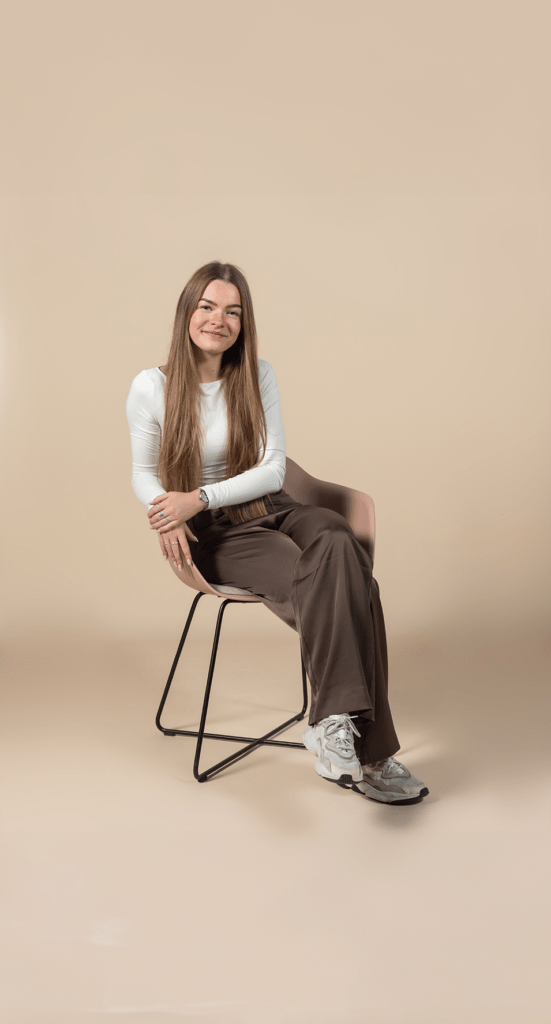 [
    {
      "@type": "Person",
      "@id": "https://www.havic-kantoormeubelen.be/wie-zijn-wij/danique-hamers/#person",
      "name": "Danique Hamers",
      "url": "https://www.havic-kantoormeubelen.be/wie-zijn-wij/danique-hamers/",
      "image": "https://www.havic-kantoormeubelen.nl/wp-content/uploads/Danique-551x1024.png.webp",
      "jobTitle": "Accountmanager bij Havic Kantoormeubelen",
      "worksFor": {
        "@type": "Organization",
        "@id": "https://www.havic-kantoormeubelen.nl/#organization"
      },
      "sameAs": [
        "https://www.linkedin.com/in/danique-hamers-12b775158/"
      ],
      "description": "Danique Hamers is al vier jaar een vertrouwd gezicht binnen Havic. Als accountmanager weet ze als geen ander hoe je van een lege ruimte een inspirerende werkomgeving maakt. Met haar enthousiasme, oog voor detail en commerciële scherpte begeleidt ze klanten van het eerste contactmoment tot en met de oplevering.",
      "mainEntityOfPage": "https://www.havic-kantoormeubelen.be/wie-zijn-wij/thijs-claassen/"
    },
    {
      "@type": "BreadcrumbList",
      "@id": "https://www.havic-kantoormeubelen.be/wie-zijn-wij/danique-hamers/#breadcrumbs",
      "itemListElement": [
        {
          "@type": "ListItem",
          "position": 1,
          "name": "Home",
          "item": "https://www.havic-kantoormeubelen.be/"
        },
        {
          "@type": "ListItem",
          "position": 2,
          "name": "Wie zijn wij",
          "item": "https://www.havic-kantoormeubelen.be/wie-zijn-wij/"
        },
        {
          "@type": "ListItem",
          "position": 3,
          "name": "Danique Hamers",
          "item": "https://www.havic-kantoormeubelen.be/wie-zijn-wij/danique-hamers/"
        }
    ]